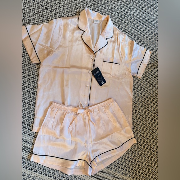 Silksilky 100% Silk Collared Short Sleeve
Pajama Set Size Small - Picture 2 of 6